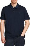 Man in een donkerblauwe polo met logo, witte knopen en contrasterende kraag en boorden.