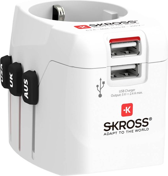 Witte SKROSS reisadapter met USB, labels voor USA, UK, AUS stekkers, en 2x USB-poorten.