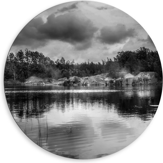 Dibond Muurcirkel - Meer in het Midden van het Bos (Zwart-wit) - 80x80 cm Foto op Aluminium Muurcirkel (met ophangsysteem)