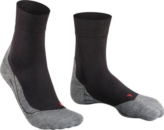 Deux chaussettes de course Falke noires avec des accents gris.