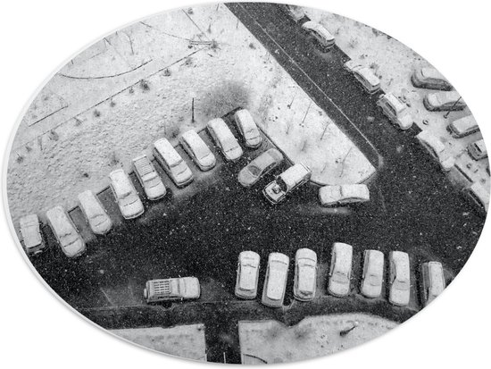 PVC Schuimplaat Ovaal - Ondergesneeuwde Auto's op Parkeerplaats - 40x30 cm Foto op Ovaal (Met Ophangsysteem)