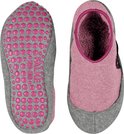 Roze pantoffel, binnenzijde zacht textiel, buitenzijde grijs met fuchsia gripnoppen.