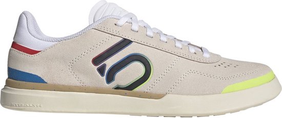 Lichtgrijze fietsschoen met witte veters, rode en blauwe accenten op de hiel, en een '10' logo in multicolor.