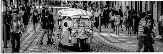 Acrylglas - Tuktuk Rijdend door de Straten van Nederlandse Stad (Zwart- wit) - 60x20 cm Foto op Acrylglas (Wanddecoratie op Acrylaat)
