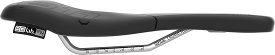Zwarte fietszadel met zilverkleurige rails, zijkant gezien met gradenverdeling.