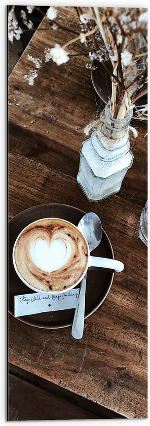 Dibond - Kofie met Latte Art en Bloemen - 30x90 cm Foto op Aluminium (Met Ophangsysteem)