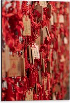 Dibond - Rode Sleutelhangers met Chinese Tekens aan een Muur - 40x60 cm Foto op Aluminium (Met Ophangsysteem)