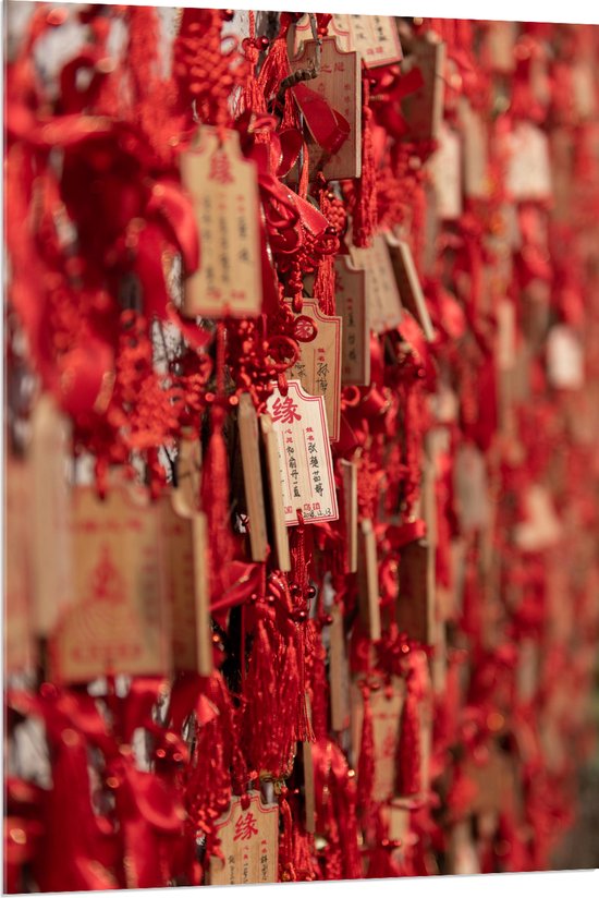 Acrylglas - Rode Sleutelhangers met Chinese Tekens aan een Muur - 80x120 cm Foto op Acrylglas (Met Ophangsysteem)