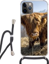 Hoesje met koord Geschikt voor iPhone 11 Pro Max - Schotse Hooglander - Berg - Sneeuw - Siliconen - Crossbody - Backcover met Koord - Telefoonhoesje met koord - Hoesje met touw