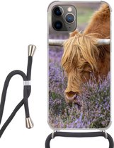 Hoesje met koord Geschikt voor iPhone 11 Pro Max - Schotse Hooglander - Dieren - Heide - Siliconen - Crossbody - Backcover met Koord - Telefoonhoesje met koord - Hoesje met touw