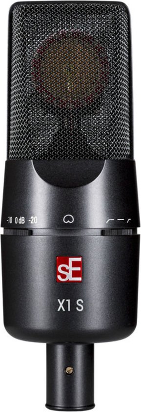 Zwarte sE Electronics X1 S microfoon met popfilter en bedieningsknoppen.