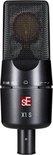 Zwarte sE Electronics X1 S microfoon met popfilter en bedieningsknoppen.