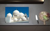 Inductieplaat Beschermer - Witte Sjeik Zayed-moskee onder Stralend Blauwe Lucht op Zomerdag in Abu Dhabi - 70x52 cm - 2 mm Dik - Inductie Beschermer van Vinyl