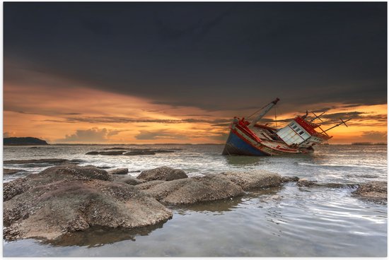 Poster Glanzend – Zakkend Scheepswrak bij Rotsen in de Zee bij Zonsondergang - 75x50 cm Foto op Posterpapier met Glanzende Afwerking