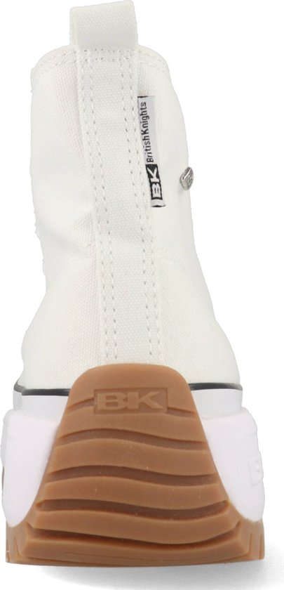 Achterkant van witte hoge canvas sneaker met 'BK British Knights' logo.