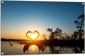 Tuinposter – Flamingo's in Hartje bij het Water bij Zonsondergang - 105x70 cm Foto op Tuinposter (wanddecoratie voor buiten en binnen)