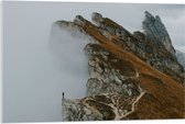 Acrylglas - Persoon - Bergen - Bergtop - Mist - Wolken - Bruin - 90x60 cm Foto op Acrylglas (Met Ophangsysteem)