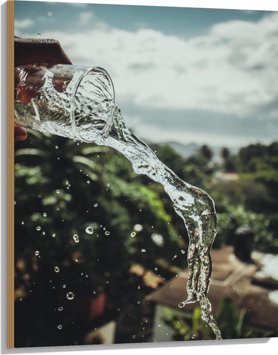 Hout - Hand - Glas - Water - Druppels - Bomen - 75x100 cm - 9 mm dik - Foto op Hout (Met Ophangsysteem)