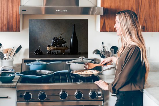 Spatscherm keuken 60x40 cm - Kookplaat achterwand Stilleven - Zwart - Fles - Druiven - Muurbeschermer - Spatwand fornuis - Hoogwaardig aluminium