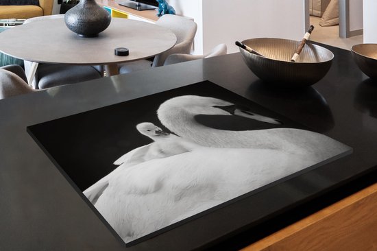 KitchenYeah® Inductie beschermer 77x59 cm - Dierenprofiel zwaan met jong in zwart-wit - Kookplaataccessoires - Afdekplaat voor kookplaat - Inductiebeschermer - Inductiemat - Inductieplaat mat