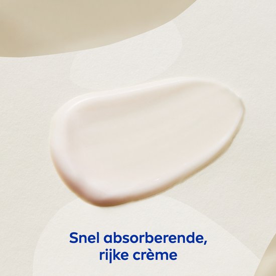 Een schep rijke, witte crème op een lichte achtergrond. Tekst: 'Snel absorberende, rijke crème'.