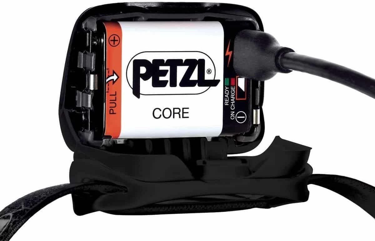 Petzl, Actik® Core, Oplaadbare Voorlamp, Rood, U, Unisex-Volwassene