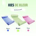 Drie gestreepte waterhangmatten in blauw, groen en roze.