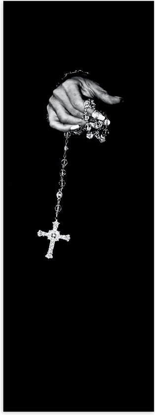 Poster Glanzend – Kruis aan Zilveren Ketting in Hand tegen Zwarte Achtergrond - 20x60 cm Foto op Posterpapier met Glanzende Afwerking