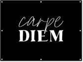 Tuinposters - Tuindecoratie - Quotes - Spreuken - Carpe diem - Pluk de dag - 120x90 cm - Tuin decoratie - Schutting decoratie - Tuinposter - Schuttingdoek - Buitenposter - Tuinversiering - Balkon decoratie - Tuinschilderij - Tuindoek - Buitenposter