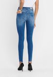 Achterkant van blauwe skinny jeans met rafelige zoom.