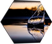 Dibond Hexagon - Water - Druppels - Spetters - 50x43.5 cm Foto op Hexagon (Met Ophangsysteem)