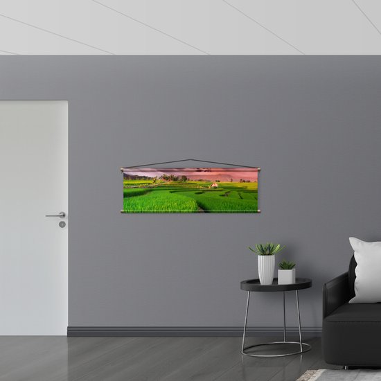 Textielposter - Roze Wolkenveld boven Bloeiende Rijstvelden - 120x40 cm Foto op Textiel