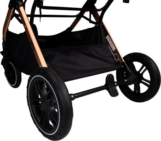 Detail van de kinderwagen met grote zwarte wielen en een goudkleurig frame.