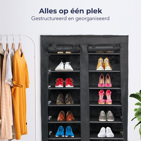 Zwart schoenenrek met 7 lagen, met diverse schoenen, naast kledinghangers.