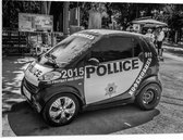 PVC Schuimplaat - Kleine Politieauto Geparkeerd (Zwart-wit) - 80x60 cm Foto op PVC Schuimplaat (Met Ophangsysteem)