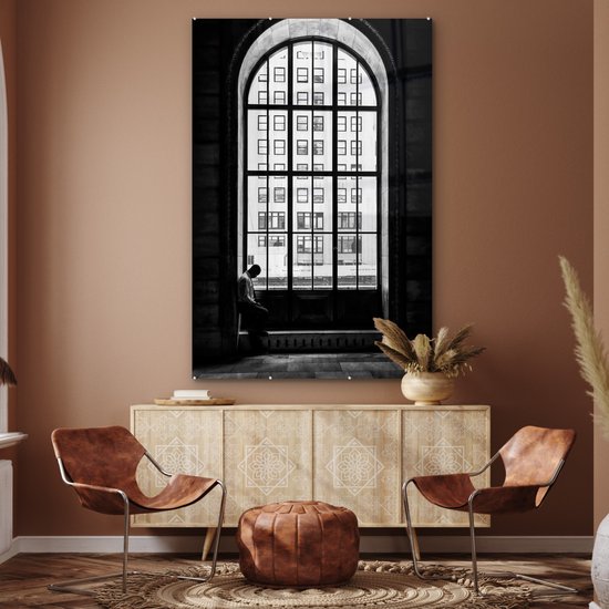 Peinture sur verre - Homme - Fenêtre - Architecture - Zwart - Wit - Peinture sur verre - 100x150 cm - Décoration murale - Photo sur verre