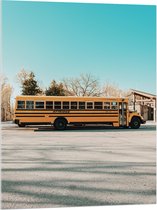 Acrylglas - Gele Schoolbus Rijdend onder Blauwe Lucht - 75x100 cm Foto op Acrylglas (Met Ophangsysteem)