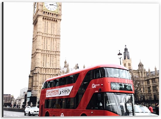 Dibond - Rode Dubbeldekker Bus Rijdend bij Big Ben in New York - 40x30 cm Foto op Aluminium (Met Ophangsysteem)