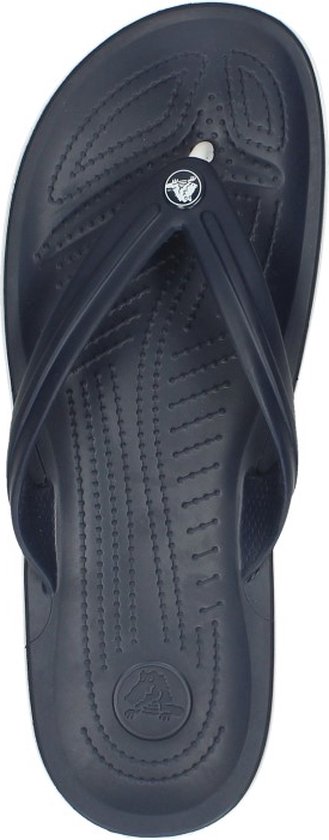 Donkerblauwe Crocs flipflop met witte strepen op de zoolrand. De binnenkant van de bandjes is wit.