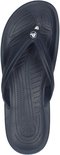Donkerblauwe Crocs flipflop met witte strepen op de zoolrand. De binnenkant van de bandjes is wit.