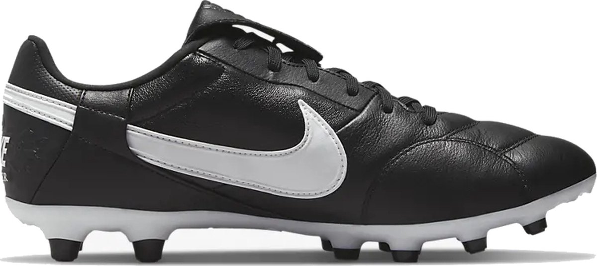 Zwarte Nike Premier 3 FG voetbalschoenen met witte swoosh, ontworpen voor optimale prestaties en comfort op het veld.