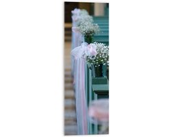 Acrylglas - Bloemen aan Blauwe Banken op Trouwlocatie - 30x90 cm Foto op Acrylglas (Met Ophangsysteem)
