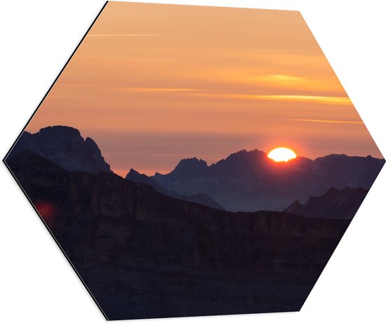 Dibond Hexagon - Bergen - Zon - Zonsondergang - Kleuren - 70x60.9 cm Foto op Hexagon (Met Ophangsysteem)