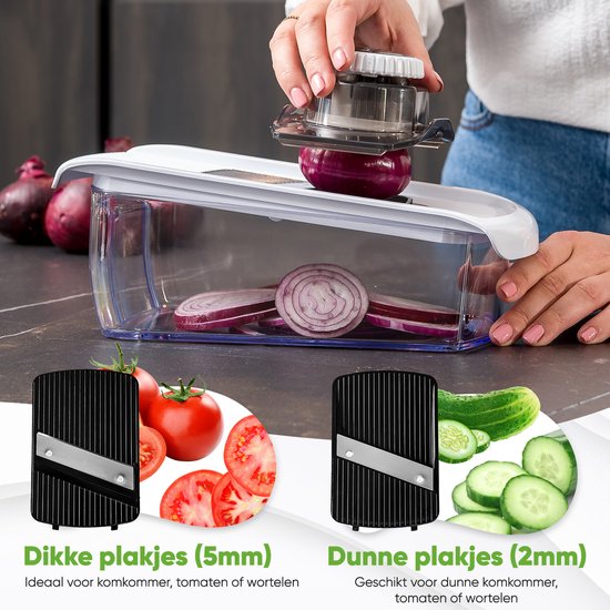Een rode ui wordt gesneden op de mandoline, met gesneden uien in de opvangbak. Links dikke plakjes (5mm) van tomaat, rechts dunne plakjes (2mm) komkommer.