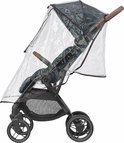 Donkerblauwe Maxi-Cosi kinderwagen met bruine handvatten, voorzien van een doorzichtige regenhoes.