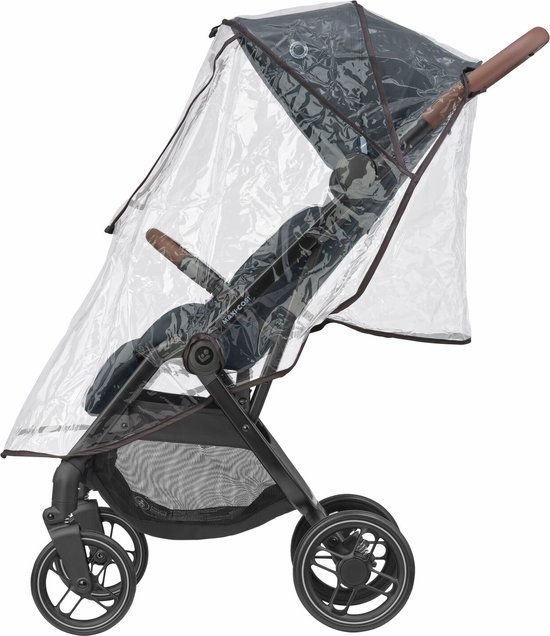 Donkerblauwe Maxi-Cosi kinderwagen met bruine handvatten, voorzien van een doorzichtige regenhoes.