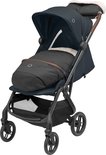 Donkerblauwe Maxi-Cosi kinderwagen met een gevoerde voetenzak en bont gevoerde kap, bruine handvatten.