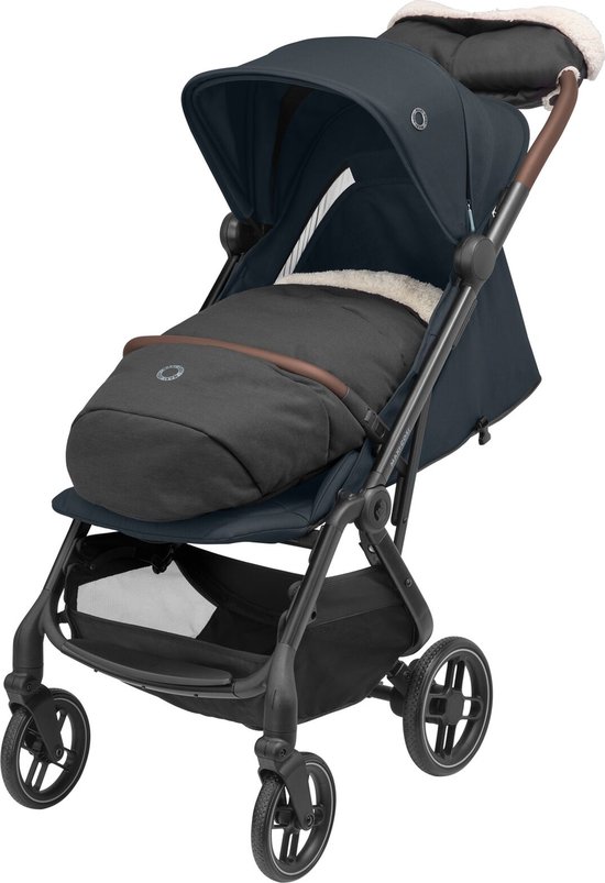 Donkerblauwe Maxi-Cosi kinderwagen met een gevoerde voetenzak en bont gevoerde kap, bruine handvatten.