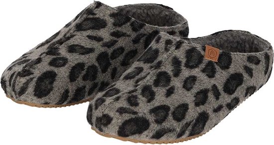 Pantoufles grises avec imprimé léopard noir, avec un logo marron sur le côté.