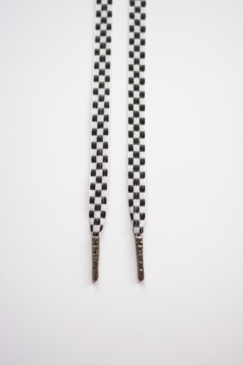 Schoenveters plat - zwart wit geblokt - 120cm met antracieten stiften